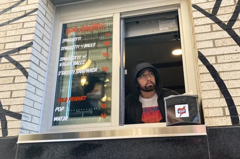 Eminem serves up to fans at his newly-opened Mom’s Spaghetti restaurant Eminem serves up to fans at his newly-opened Mom’s Spaghetti restaurant