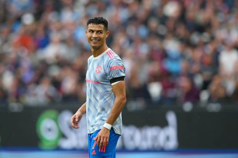 Cristiano Ronaldo overtakes Lionel Messi as Forbes’ highest-paid footballer Cristiano Ronaldo overtakes Lionel Messi as Forbes’ highest-paid footballer