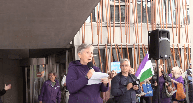 Anti-trans protesters wearing suffragette colours boo Nicola Sturgeon Anti-trans protesters wearing suffragette colours boo Nicola Sturgeon