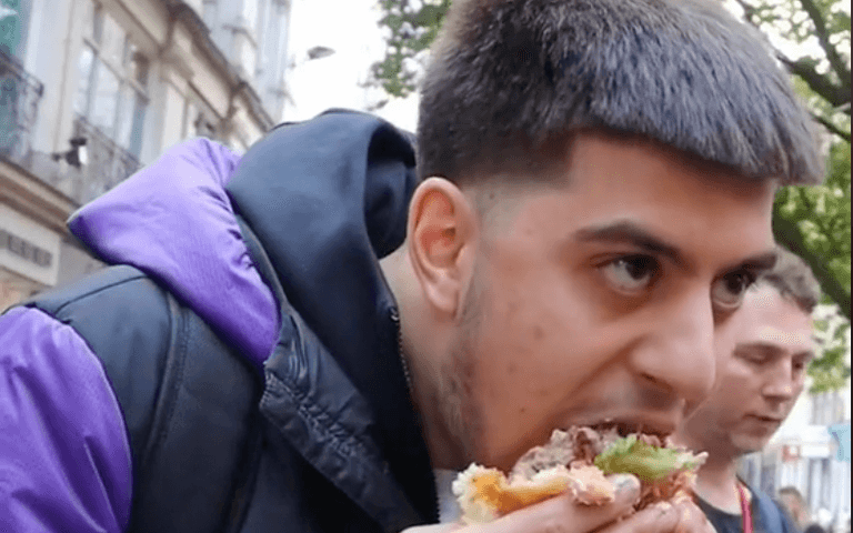 Man eats ‘world’s biggest burger’ in front of vegan protestors Man eats ‘world’s biggest burger’ in front of vegan protestors