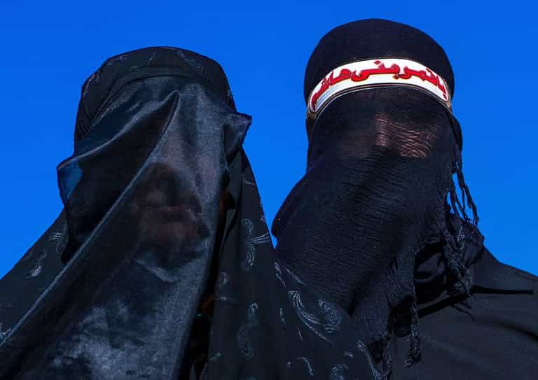 SAS troops escape Afghanistan by wearing burqas to fool Taliban SAS troops escape Afghanistan by wearing burqas to fool Taliban