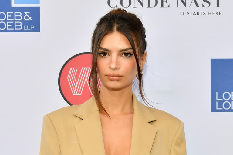 Model alleges she was groped by Robin Thicke on Blurred Lines set Model alleges she was groped by Robin Thicke on Blurred Lines set