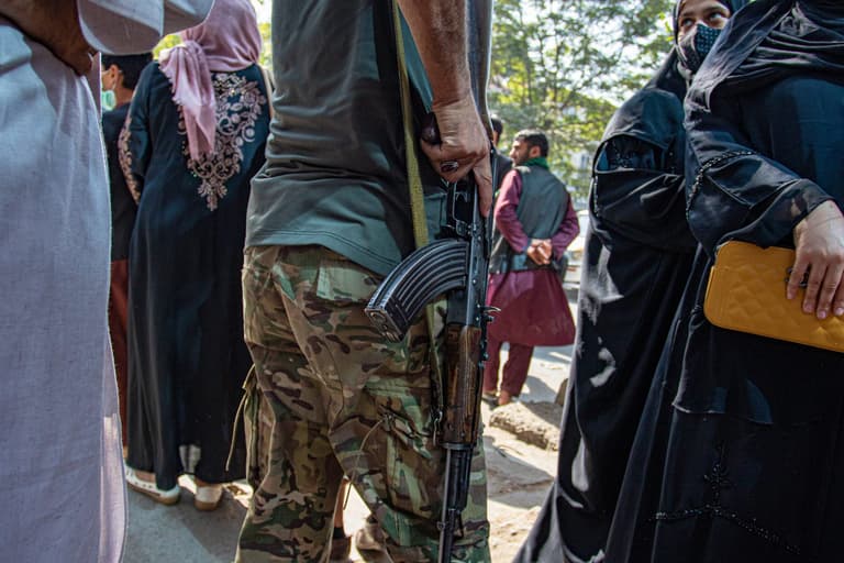 Afghan Arms Dealers selling abandoned American-made guns Afghan Arms Dealers selling abandoned American-made guns