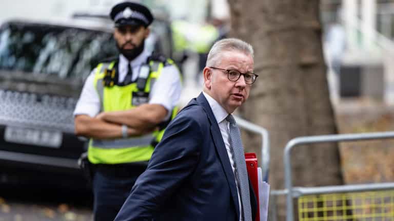 Michael Gove mobbed on the street as police rush to protect him from ‘freedom protestors’ Michael Gove mobbed on the street as police rush to protect him from ‘freedom protestors’