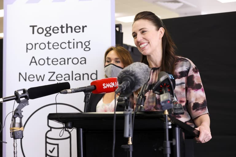 Jacinda Ardern warns service workers they could be sacked if they don’t get jabbed in a month Jacinda Ardern warns service workers they could be sacked if they don’t get jabbed in a month