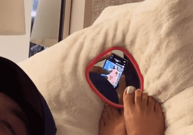 Woman sneakily uses mirror to catch her boyfriend looking at other women on Instagram Woman sneakily uses mirror to catch her boyfriend looking at other women on Instagram