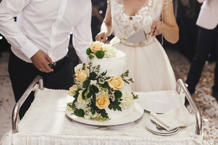 Bride asks guests to pay per slice of cake eaten at wedding Bride asks guests to pay per slice of cake eaten at wedding