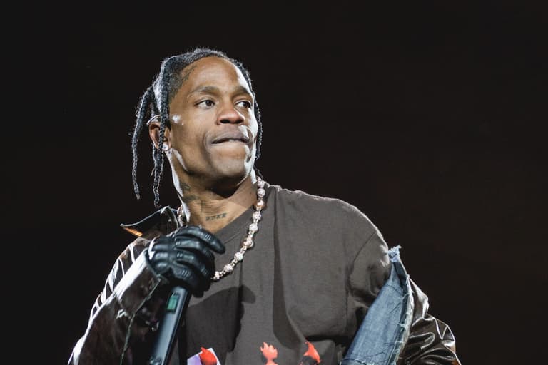 Travis Scott and Drake now facing $2B lawsuit over Astroworld Travis Scott and Drake now facing $2B lawsuit over Astroworld