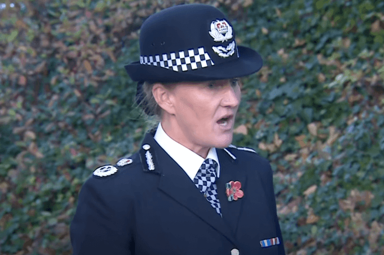 Liverpool bomb: Taxi driver ‘locked bomber inside car’ after spotting explosives, reports say Liverpool bomb: Taxi driver ‘locked bomber inside car’ after spotting explosives, reports say