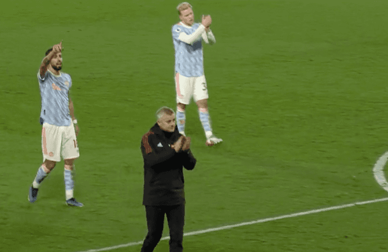 Bruno Fernandes tells fans not to blame Solskjaer after Watford defeat Bruno Fernandes tells fans not to blame Solskjaer after Watford defeat