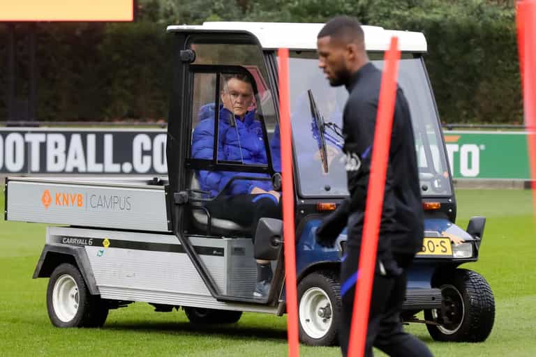 Netherlands boss Louis Van Gaal in ‘a lot of pain’ after falling off bicycle Netherlands boss Louis Van Gaal in ‘a lot of pain’ after falling off bicycle