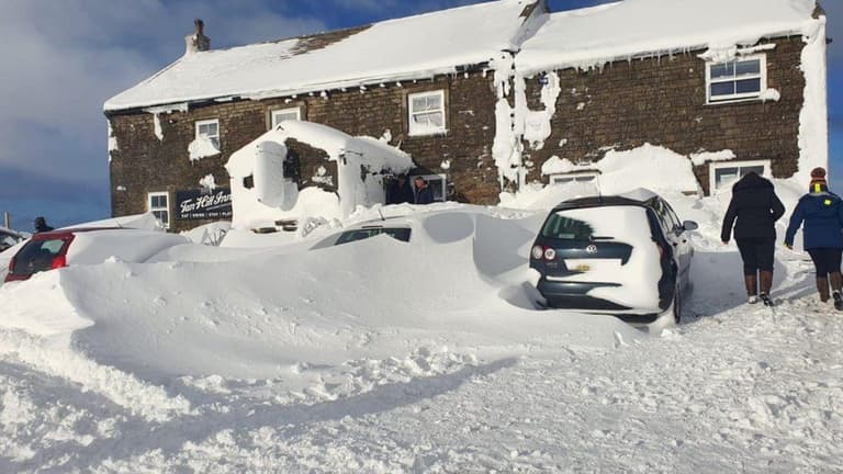Oasis tribute band and more than 50 punters trapped in Britain’s highest pub Oasis tribute band and more than 50 punters trapped in Britain’s highest pub