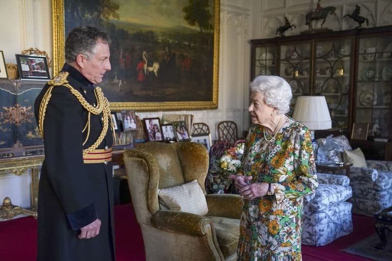 Queen’s purple hands spark concern as doctor speaks out Queen’s purple hands spark concern as doctor speaks out