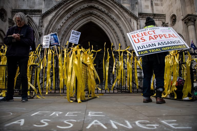 Julian Assange closer to extradition from UK as US wins case Julian Assange closer to extradition from UK as US wins case