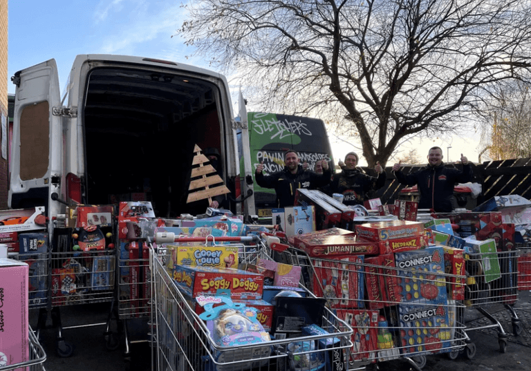 Real-life Santa spends £10,000 buying presents for underprivileged kids Real-life Santa spends £10,000 buying presents for underprivileged kids