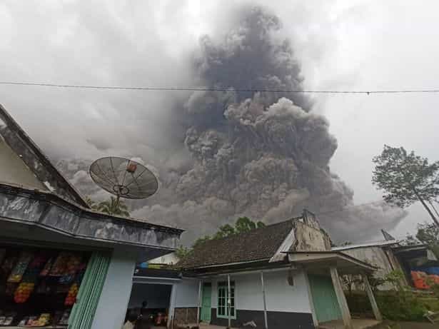 Mount Semeru: Indonesian volcano erupts as 40,000ft ash clouds ‘block out the sun’ Mount Semeru: Indonesian volcano erupts as 40,000ft ash clouds ‘block out the sun’