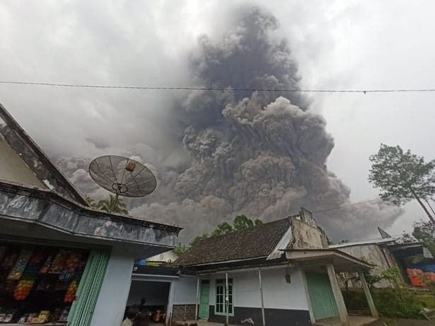 Mount Semeru: Indonesian volcano erupts as 40,000ft ash clouds ‘block out the sun’ Mount Semeru: Indonesian volcano erupts as 40,000ft ash clouds ‘block out the sun’