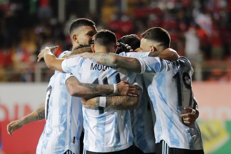 Argentina criticise Chile for hotel treatment ahead of World Cup qualifier Argentina criticise Chile for hotel treatment ahead of World Cup qualifier