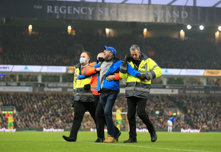 Everton fan storms pitch at Carrow Road to confront Rafa Benitez Everton fan storms pitch at Carrow Road to confront Rafa Benitez