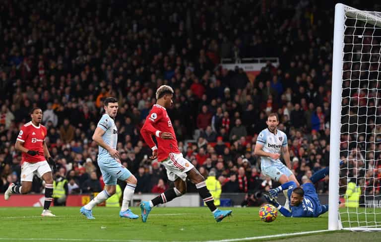 West Ham fan’s laughable attempt to prove Edinson Cavani was offside goes viral West Ham fan’s laughable attempt to prove Edinson Cavani was offside goes viral