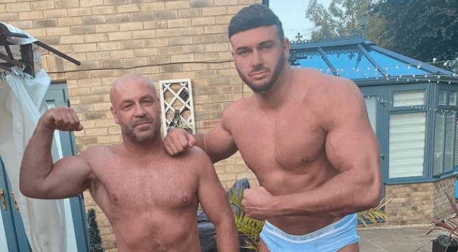 Guy makes a fortune by posting on OnlyFans with his dad Guy makes a fortune by posting on OnlyFans with his dad
