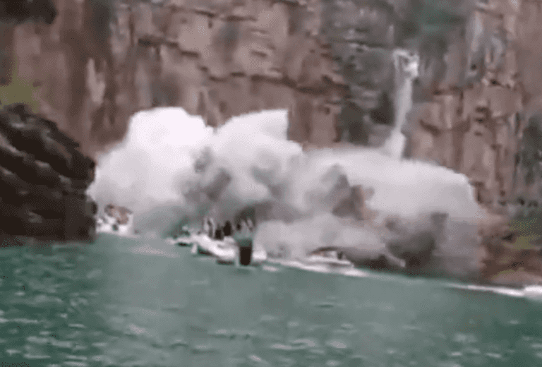 At least seven dead as video shows the moment canyon collapses At least seven dead as video shows the moment canyon collapses
