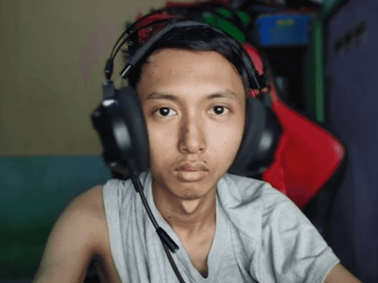 Man becomes millionaire after taking selfie every day for five years Man becomes millionaire after taking selfie every day for five years