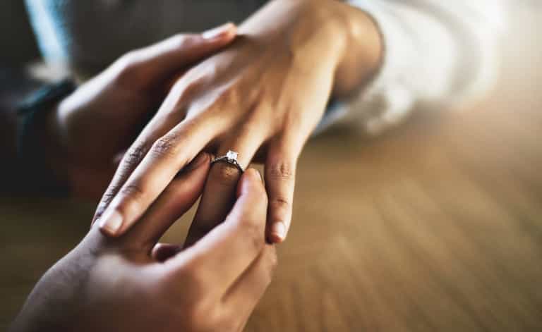 Woman sells ‘cheating’ ex-fiancé’s family heirloom ring to cover wedding costs Woman sells ‘cheating’ ex-fiancé’s family heirloom ring to cover wedding costs