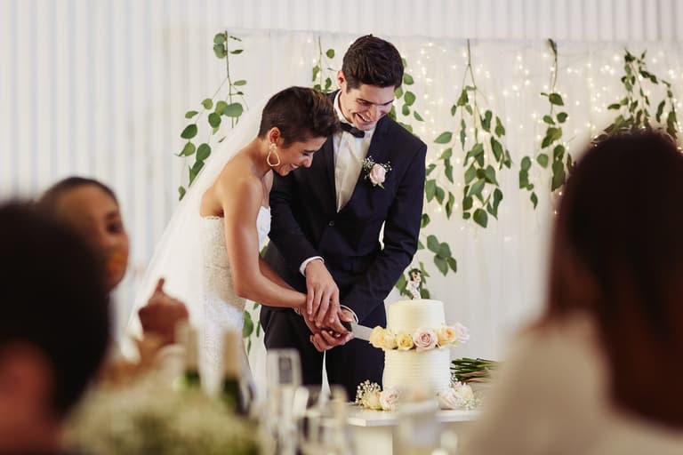 Bride asks for divorce day after wedding following groom’s disrespectful cake stunt Bride asks for divorce day after wedding following groom’s disrespectful cake stunt