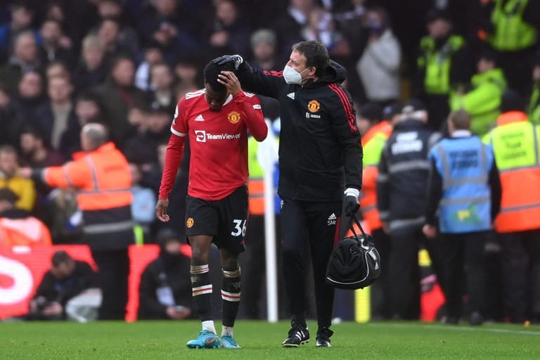 Anthony Elanga hit by missile during Man Utd goal celebrations Anthony Elanga hit by missile during Man Utd goal celebrations
