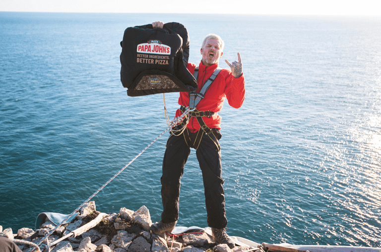 Papa John’s delivery man scales cliff to deliver pizza Papa John’s delivery man scales cliff to deliver pizza