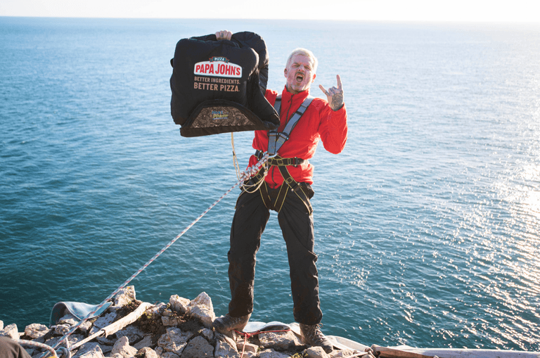Papa John’s delivery man scales cliff to deliver pizza Papa John’s delivery man scales cliff to deliver pizza