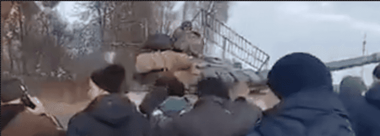 Astonishing video shows hundreds of Ukrainians force Russian tanks to stop by walking at them Astonishing video shows hundreds of Ukrainians force Russian tanks to stop by walking at them