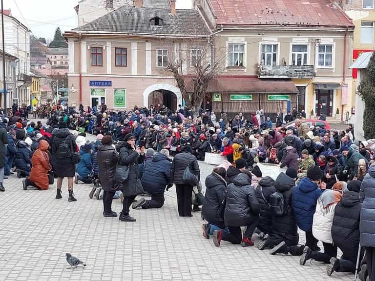 ‘Hero’ Ukrainian soldier who blew himself up on bridge honoured with funeral in hometown ‘Hero’ Ukrainian soldier who blew himself up on bridge honoured with funeral in hometown