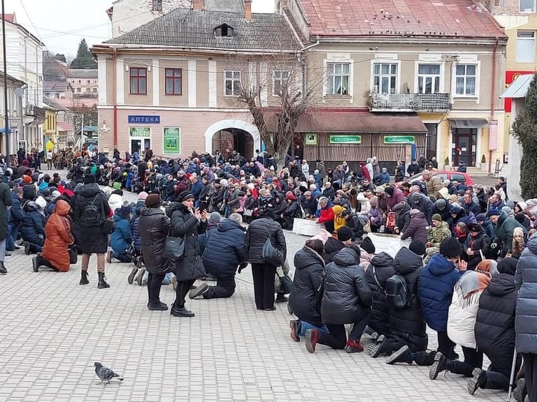 ‘Hero’ Ukrainian soldier who blew himself up on bridge honoured with funeral in hometown ‘Hero’ Ukrainian soldier who blew himself up on bridge honoured with funeral in hometown