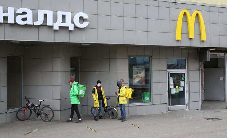 McDonald’s no-fry zone leads to massive queues at Moscow drive-thru McDonald’s no-fry zone leads to massive queues at Moscow drive-thru