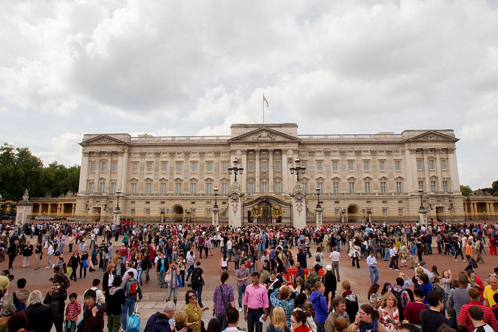 Rainbow appears over Buckingham Palace as crowds gather to mourn Queen’s death