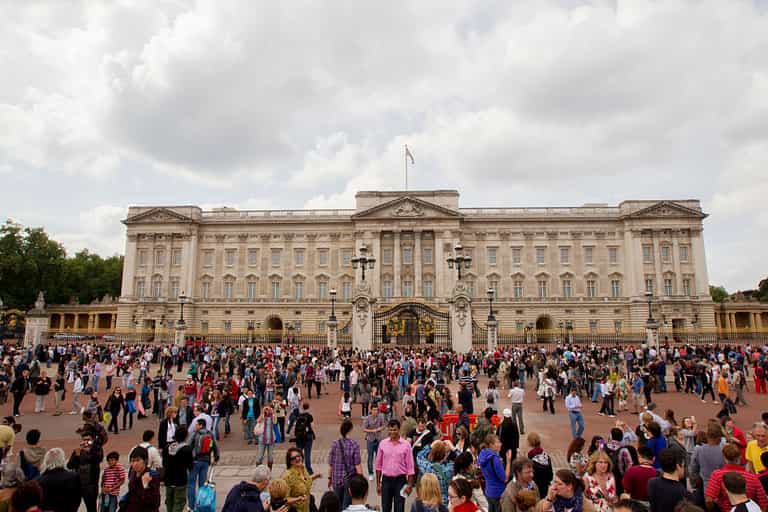 Queen is looking for someone to paint Buckingham palace for £30,000 a year Queen is looking for someone to paint Buckingham palace for £30,000 a year