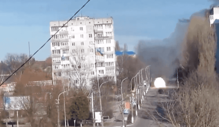 Russian tank caught on camera ‘firing indiscriminately at Ukrainian person filming in building’ Russian tank caught on camera ‘firing indiscriminately at Ukrainian person filming in building’