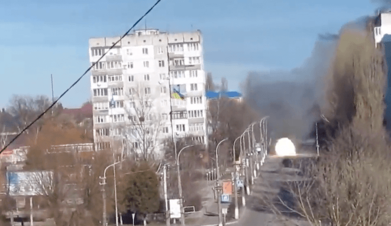 Russian tank caught on camera ‘firing indiscriminately at Ukrainian person filming in building’ Russian tank caught on camera ‘firing indiscriminately at Ukrainian person filming in building’