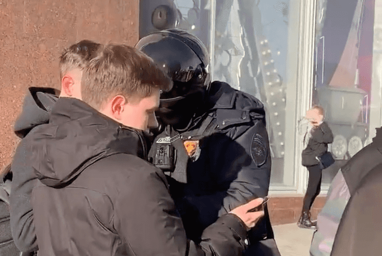 Moscow police demand people’s phones and read their messages Moscow police demand people’s phones and read their messages