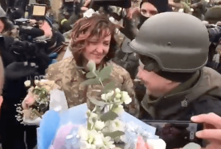 Vitali Klitschko kisses bride as brave soldiers get married on Kyiv frontline Vitali Klitschko kisses bride as brave soldiers get married on Kyiv frontline