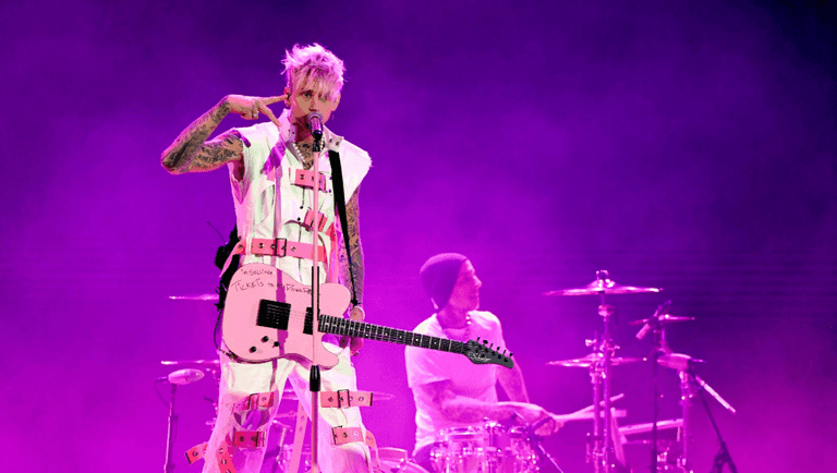 Man exposes Machine Gun Kelly for not being able to play the guitar Man exposes Machine Gun Kelly for not being able to play the guitar
