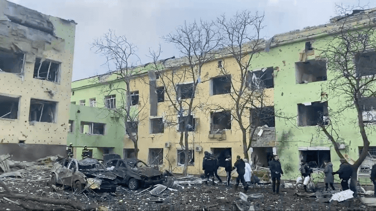 Pregnant woman pictured being rescued from bombed Mariupol hospital dies with baby Pregnant woman pictured being rescued from bombed Mariupol hospital dies with baby