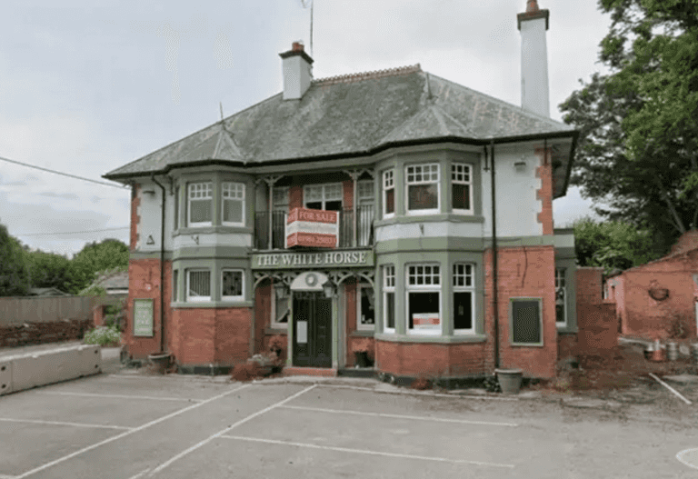 Chef tells customers angry about dogs in pub – ‘go elsewhere, they will be treated like royalty’ Chef tells customers angry about dogs in pub – ‘go elsewhere, they will be treated like royalty’