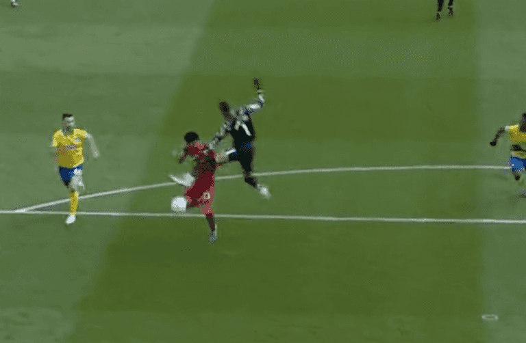 Brighton goalkeeper Robert Sánchez escapes booking after horrific clash with Luis Díaz Brighton goalkeeper Robert Sánchez escapes booking after horrific clash with Luis Díaz