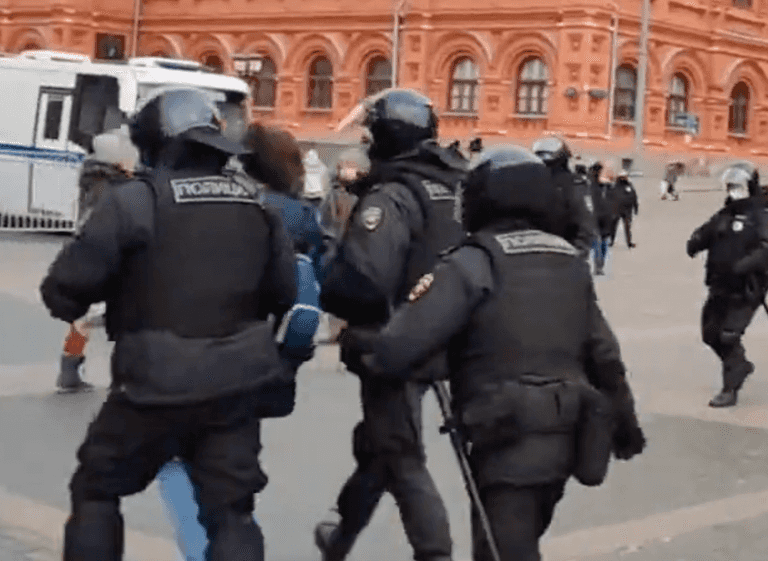 Video shows how many seconds it takes to be arrested for protest in Russia Video shows how many seconds it takes to be arrested for protest in Russia