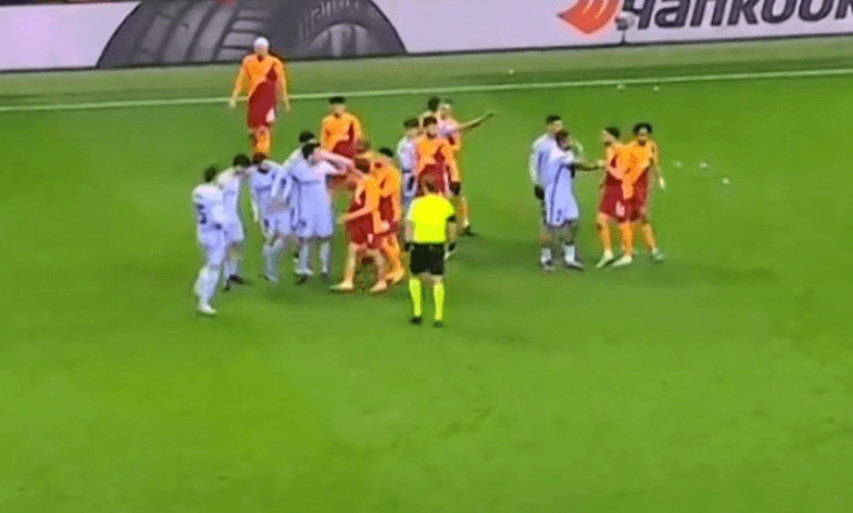 Jordi Alba hit with missiles by fans during Galatasaray-Barcelona Jordi Alba hit with missiles by fans during Galatasaray-Barcelona