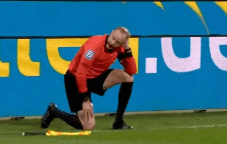 Bochum-Mochengladbach game abandoned after linesman hit by object Bochum-Mochengladbach game abandoned after linesman hit by object