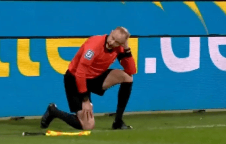 Bochum-Mochengladbach game abandoned after linesman hit by object Bochum-Mochengladbach game abandoned after linesman hit by object